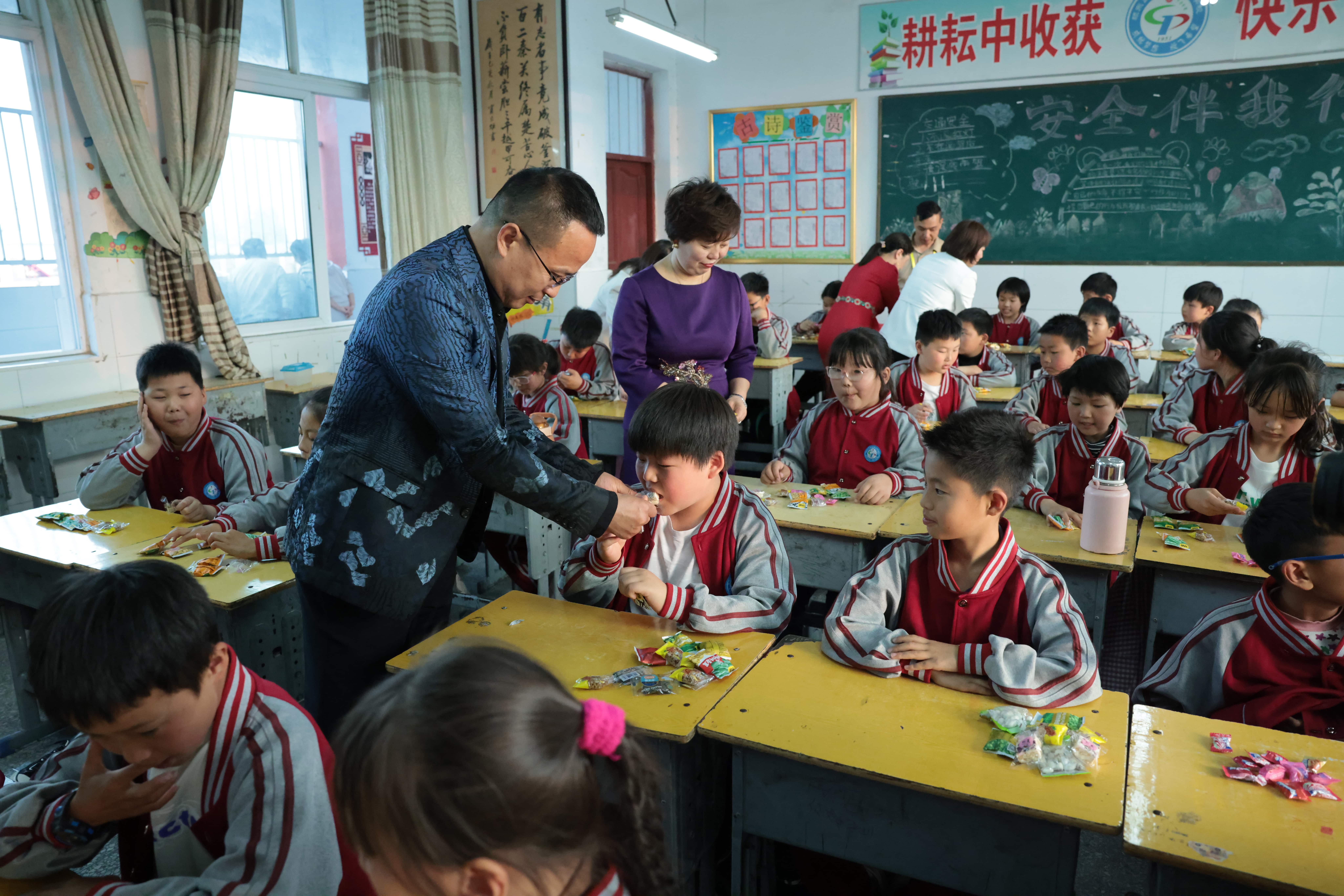 在爱意的“双向奔赴”中丨第249所开云官方版网站登录入口-开云(中国)
公益学校揭牌